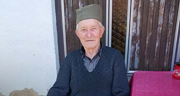 Tzv. Kosovska policija zbog šajkače maltretirala deda Dimitrija u njegovom dvorištu, on odbio da je skine