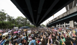U Bangkoku zatvoren javni saobraćaj dok se protesti nastavljaju (VIDEO)