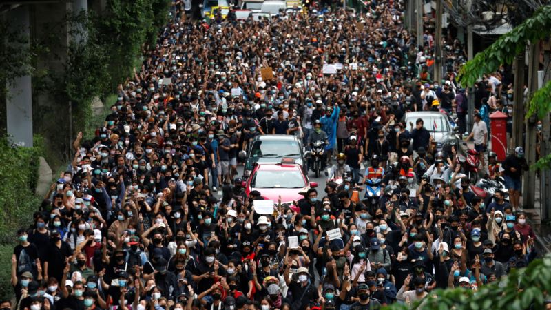 U Bangkoku više od 10.000 ljudi na ulicama uprkos zabrani okupljanja