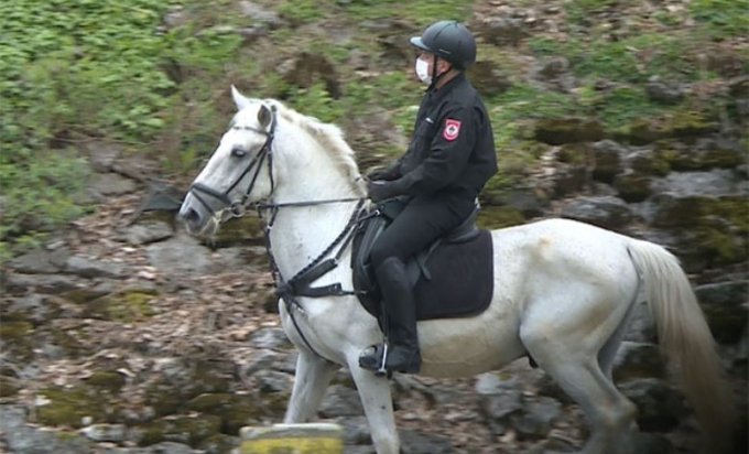 U Banjaluci policajci na konjima upozoravaju građane da se ne okupljaju