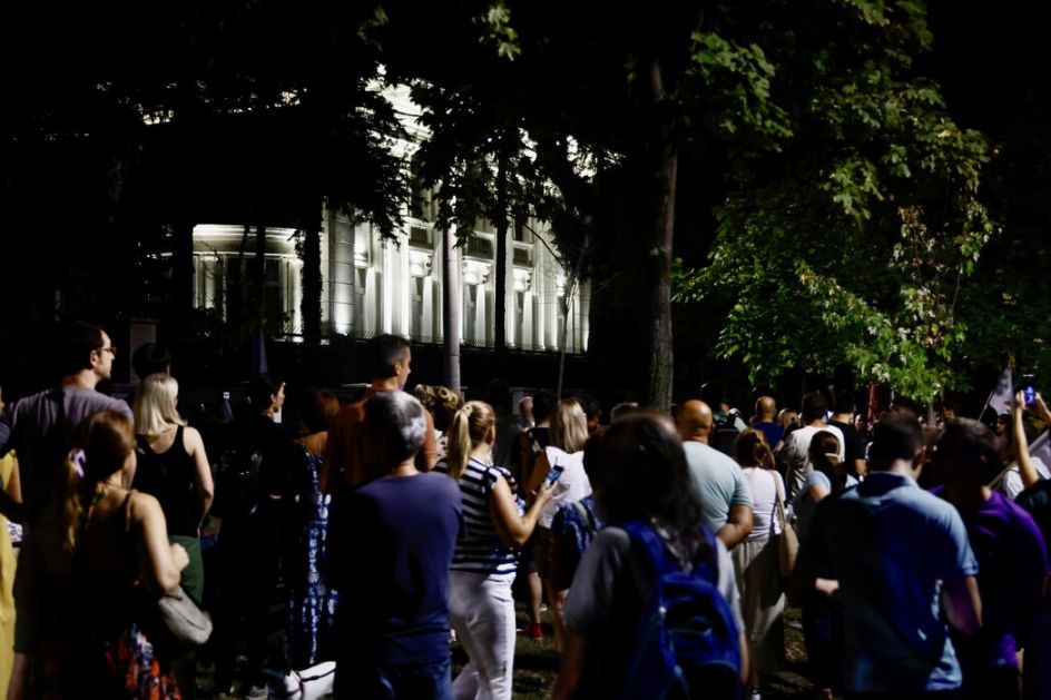 Incidenti ispred prostorija SNS-a u centru Beograda, okupljanja u više gradova u Srbiji