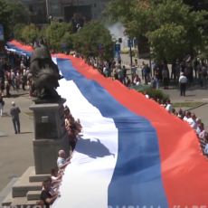 U CENTRU BIJELJINE PRIZOR ZA PAMĆENJE I PONOS: Danas je veliki dan za Republiku Srpsku - razvijena OGROMNA zastava! (VIDEO)