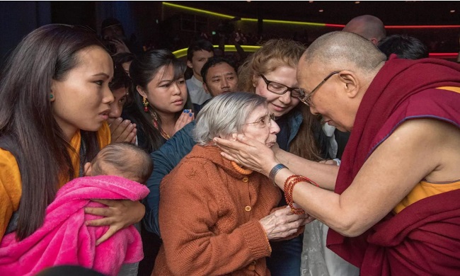 U ČETIRI OKA SA DALAJ-LAMOM U „MUDROSTI SREĆE”: Film koji greje dušu