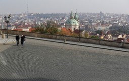
					U Češkoj skoro 15.000 novozaraženih, uvedene oštrije mere 
					
									