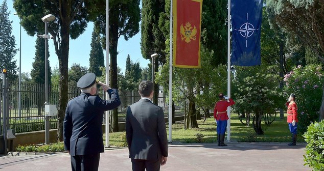 U Crnoj Gori podignute NATO zastave u vojnim objektima 🎥