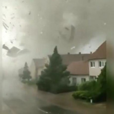 U EPICENTRU KATAKLIZME: Tornado RAZORIO selo Lužice - leteli krovovi, uraganski vetar nosio je sve (FOTO/VIDEO)