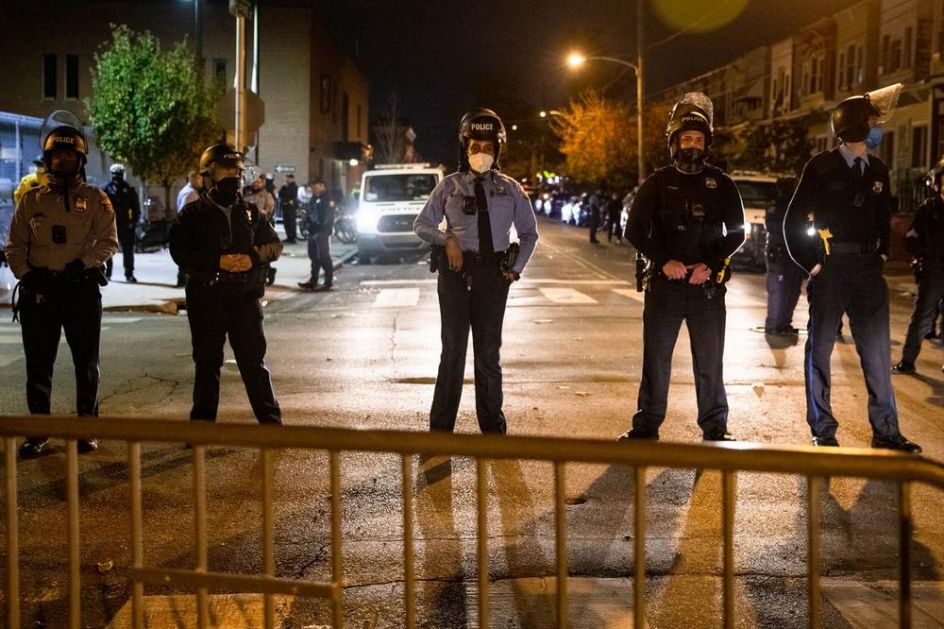 U FILADELFIJI UVEDEN POLICIJSKI ČAS ZBOG NASILNIH PROTESTA: Vlasti hoće da stanu na put pljačkama i sukobljavaju sa policijom