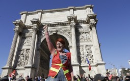 
					U Francuskoj danas 28. dan štrajka, sindikati nezadovoljni Makronovim govorom 
					
									