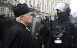 
					U Francuskoj desetine hiljada prtestuju protiv penzione reforme 
					
									
