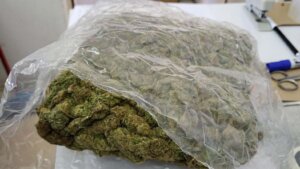 U Grčkoj uhapšen policajac koji je sa 102 kilograma marihuane službenim vozilom bežao od kolega