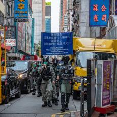 U HONGKONGU SE SPREMA HAOS, POLICIJA NAPADA SUZAVCEM: Demonstranti obeležili veliki ZLOČIN KINE (VIDEO)