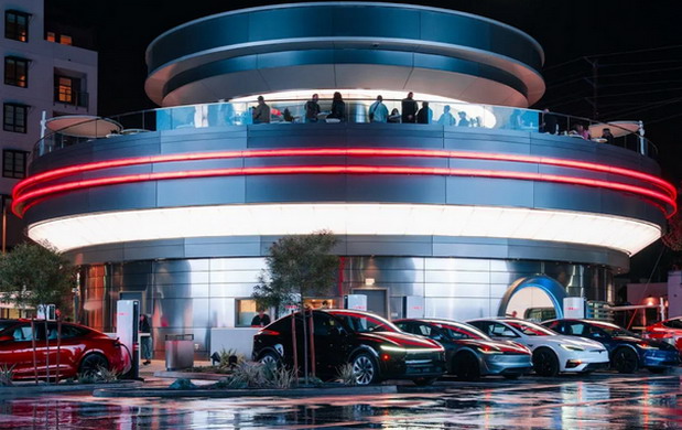 U Holivudu otvoren Teslin retro-moderni restoran s drive-in bioskopom i punjačima