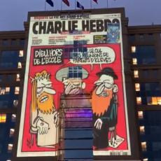 U INAT TERORISTIMA! Zbog profesorove odrubljene glave, karikature Šarli ebdoa osvanule na zgradama Francuske (VIDEO) 