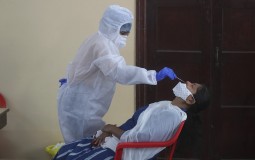 
					U Indiji novi skok zaraženih koronavirusom, više od 94.000 u jednom danu 
					
									