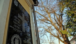 U Jasenovcu uklonjena sporna spomen ploča s ustaškim pozdravom