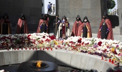 U Jerevanu svećama i cvećem se obeležava 106. godišnjica masakra nad Jermenima