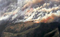 
					U Kaliforniji oko 60.000 ljudi evakuisano zbog šumskih požara 
					
									