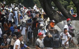 
					U Karakasu sukobi između policije i pristalica opozicije 
					
									