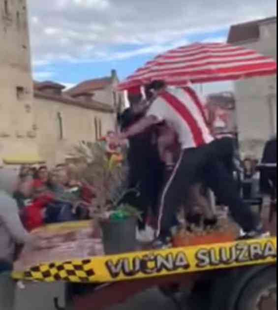 U Kaštelama bacali vaterpoliste Zvezde i spalili masku Pupovca, Torcida slavila ustaše (VIDEO)