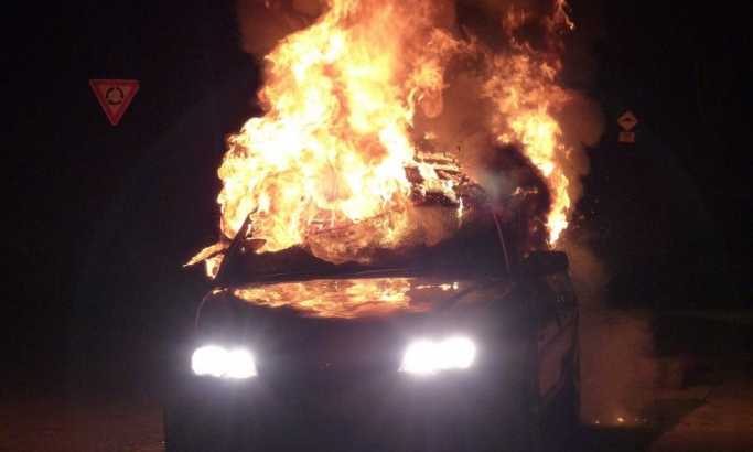 U Kijevu spaljen automobil sa ruskim diplomatskim tablicama