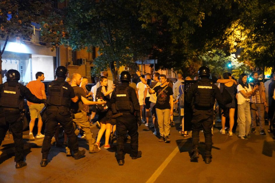 U Kraljevu i Novom Sadu na protestima incidenti ispred prostorija SNS