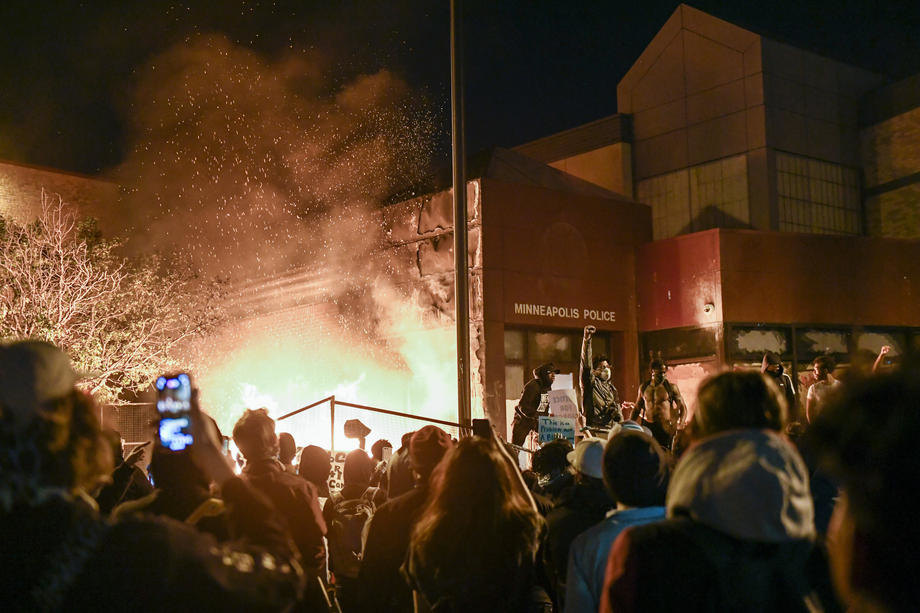 U Mineapolisu vanredno stanje, zapaljena policijska stanica, demonstracije se šire po SAD, uhapšen policajac odgovoran za ubistvo Flojda (FOTO)