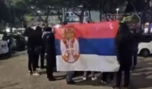 U NAPULJU OVIH DANA OBOŽAVAJU SRBIJU: Navijači sa srpskom zastavom pevali ispred stadiona! (VIDEO)