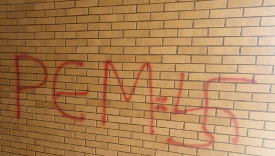 U Novom Sadu ponovo grafit mržnje na zgradi u kojoj živi član Saveta Regulatornog tela