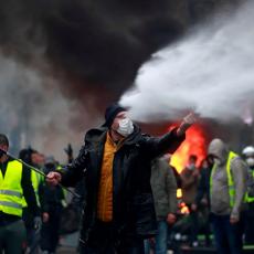 U PARIZU NAPETO Preko 80.000 ljudi na ulicama, napadnuta novinarska ekipa RT-a (FOTO/VIDEO)