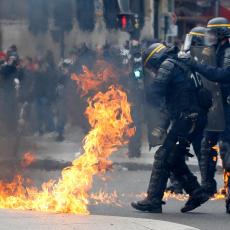 U PARIZU PONOVO HAOS: U toku sukob između demonstranata i policije! (VIDEO)