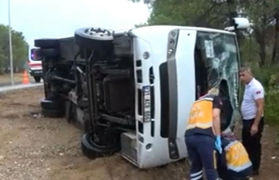 U PREVRTANJU AUTOBUSA U TURSKOJ POVREĐENI RUSI: Zbog lošeg vremena vozač autobusa sa turistima izgubio kontrolu nad vozilom VIDEO