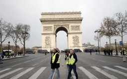 
					Oko 200 ljudi na protestu žutih prsluka u Parizu 
					
									