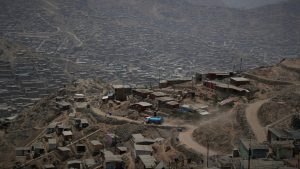 U Peruu autobus se survao niz liticu, poginulo 27 rudara