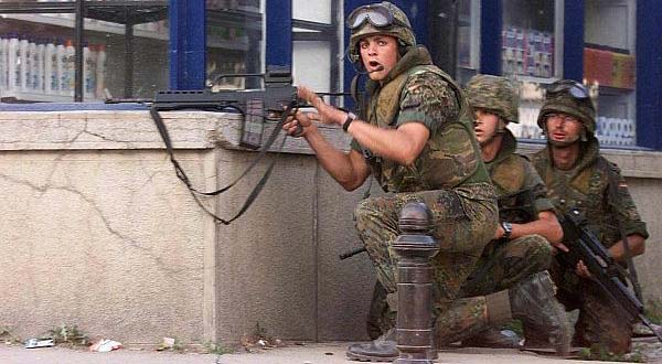 U Prizrenu 13. juna 1999. umesto da zaštite Nemci surovo ubili pa oklevetali dvojicu Srba