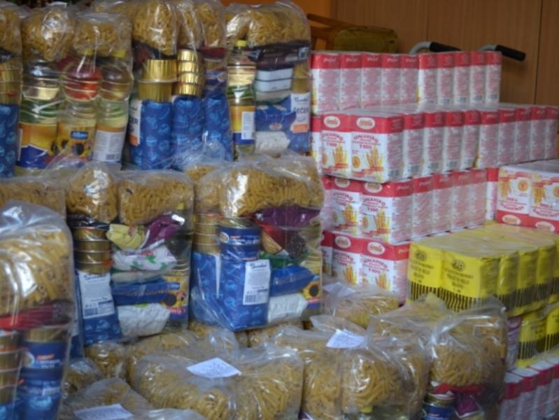 U Prokuplju se socijalno ugroženima, izbeglima i raseljenima dele paketi sa namirnicima 