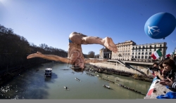 U Rimu danas održano tradicionalno novogodišnje skakanje u Tibar (VIDEO)