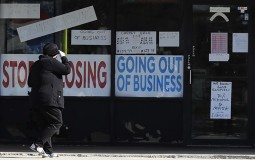 
					U SAD za nedelju dana 2,98 miliona ljudi ostalo bez posla 
					
									