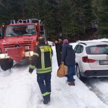U SNEGU ZAVEJANI I TRUDNICA I DECA: Drama na planini Jelovica, vatrogasci spasli šest osoba iz Novog Pazara