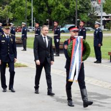 U ČAST SVIH POLICAJACA: Ministar Stefanović položio venac na spomen obeležje poginulim pripadnicima MUP (FOTO)
