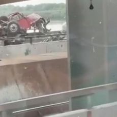 U STRAVIČNOJ NESREĆI NA PANČEVCU POGINUO BRAČNI PAR: Od siline udara ispali iz kabine kamiona i pali preko ograde mosta (VIDEO)