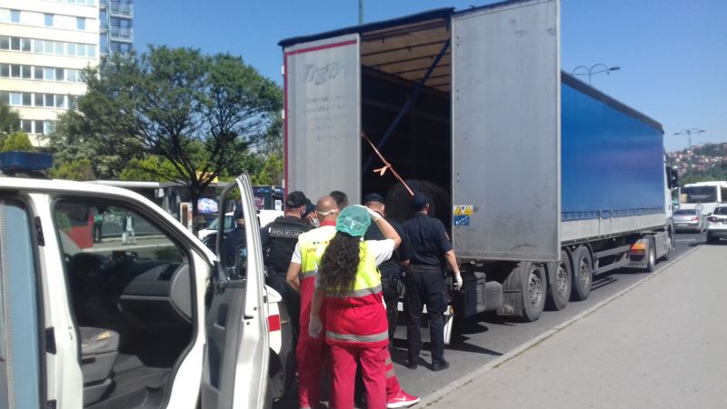 U Sarajevu spašen migrant koji je bio skriven u prikolici kamiona