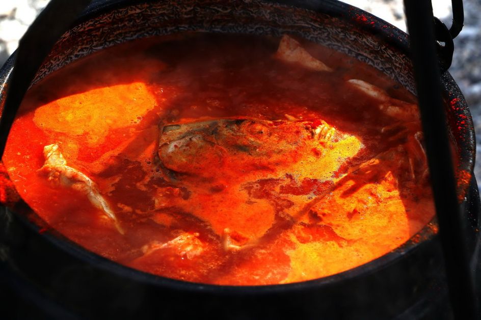 U Somboru 250 majstora kuvalo riblji paprikaš