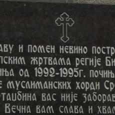U Srebrenici sa bivšeg logora UKLONJENA spomen-ploča postavljena u znak sećanja na Srbe koji su mučeni i ubijani!