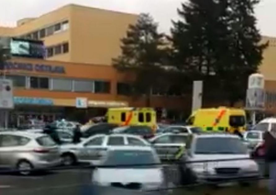CEO GRAD TRAŽI MONSTRUMA SA CRVENOM JAKNOM: Češka policija moli građane za pomoć posle pucnjave u bolnici