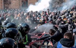 
					U Ukrajini 25 policajaca povređeno u sukobu sa ultranacionalistima 
					
									