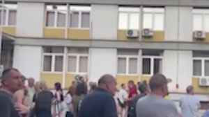 U Užicu protest zbog uhapšenog srednjoškolca: Maturanti ušli u sud, zahtevanju da bude pušten na maturu