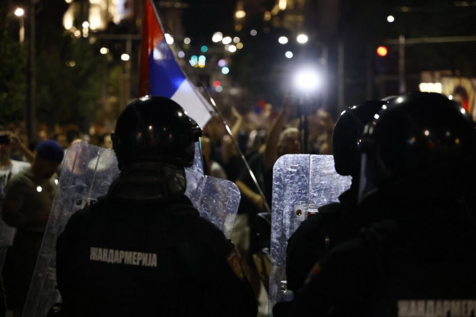 Demonstranti zapalili prostorije SNS-a u Valjevu i demolirali ulaz u Gradsku upravu, incidenti u više gradova