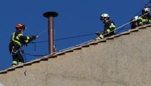 U Vatikanu postavljen dimnjak koji će signalizirati izbor novog pape