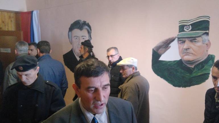 U Višegradu otkriveni murali Karadžića i Mladića