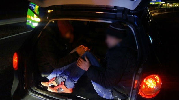 U automobili krijumčario šestoricu migranata, priveden državljanin Srbije